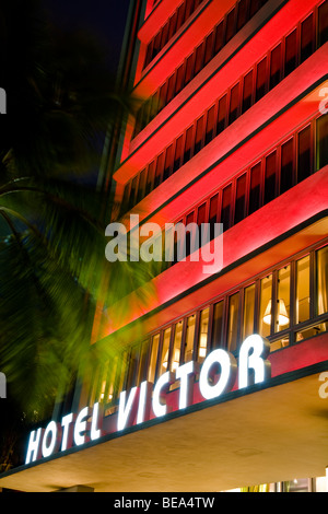 Victor de l'hôtel éclairé la nuit dans le néon. Quartier art déco de South Beach Miami Florida USA Banque D'Images