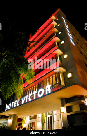 Victor de l'hôtel éclairé la nuit dans le néon. Quartier art déco de South Beach Miami Florida USA Banque D'Images