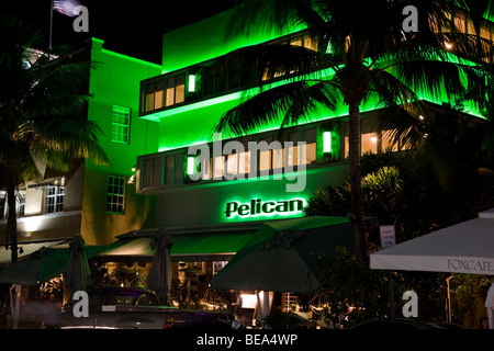 L'hôtel Pelican éclairés la nuit dans le néon. Quartier art déco de South Beach Miami Florida USA Banque D'Images