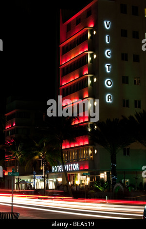 L'hôtel Victor éclairés la nuit dans le néon. Quartier art déco de South Beach Miami Florida USA Banque D'Images