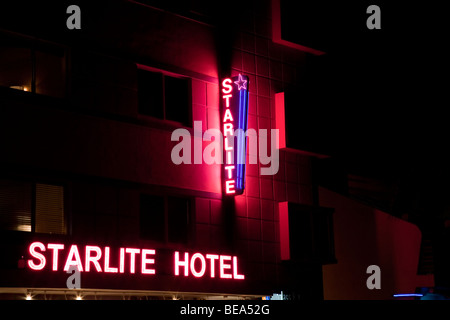 L'hôtel Starlight éclairés la nuit dans le néon. Quartier art déco de South Beach Miami Florida USA Banque D'Images