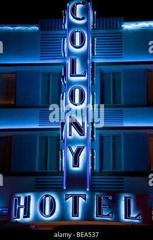 L'hôtel Colony éclairés la nuit dans le néon. Quartier art déco de South Beach Miami Florida USA Banque D'Images