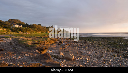 Lumière du soir sur la plage à Silverdale, La Baie de Morecambe, Lancashire Banque D'Images