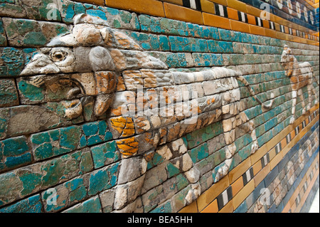 Lion mosaïque sur mur de voie processionnelle en Musée de Pergame sur Museumsinsel à Berlin Allemagne Banque D'Images