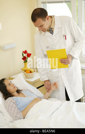 Doctor talking to patient dans la chambre du patient. Banque D'Images