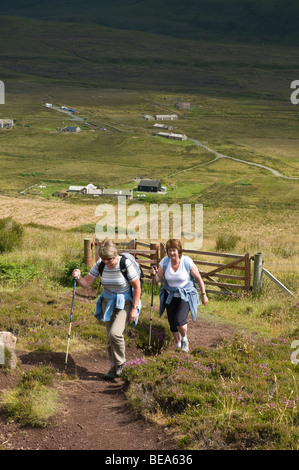 dh Scottish Footpath randonneurs HOY ORKNEY deux femmes senior marchant vers le haut de la colline Ramblers royaume-uni plein air les personnes d'été exercice randonnée collines ecosse îles sentier Banque D'Images