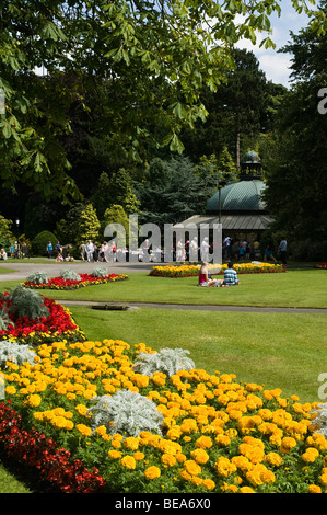 Dh Valley Gardens HARROGATE NORTH YORKSHIRE couple on Grass Valley gardens harrogate et de magnésie et Cafe Banque D'Images