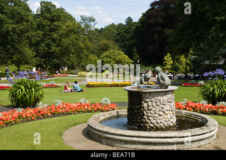 dh Valley Garden fontaine HARROGATE NORTH YORKSHIRE exposition de parterres de fleurs du Royaume-Uni espace public personnes angleterre couple printemps jardins de l'eau dispositif Banque D'Images