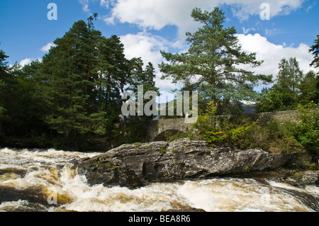 Dh Chutes de Dochart KILLIN STIRLINGSHIRE rapides de la rivière des cascades et chutes de Dochart River sur tourisme pont Killin Banque D'Images