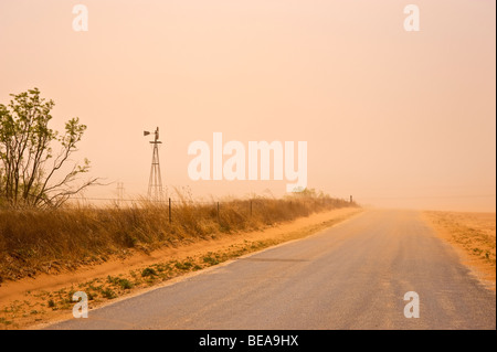 Une tempête souffle la poussière de l'ouest du Texas au sable un chemin rural. Banque D'Images