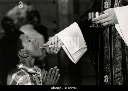 SAN SALVADOR, EL SALVADOR, FEB 1990 une messe pour les pauvres, qui s'est tenue à San Jose de las Montanas le dimanche. Après le service, les enfants reçoivent un bon petit déjeuner. Photo de Mike Goldwater Banque D'Images