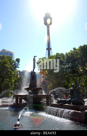 Sky Tower Centrepoint tower avec Archibald Fontaine Memorial Hyde Park. Sydney, Australie Banque D'Images