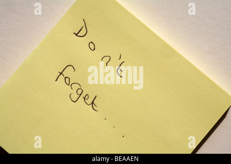 N'oubliez pas de message de rappel écrit le post-it jaune close up on white background Banque D'Images