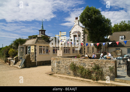 Dh SARK SARK village touristique de l'Île Village cafe clients détente en plein air et les bâtiments de la rue principale Banque D'Images