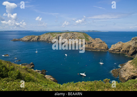 Dh HAVRE GOSSELIN SARK ISLAND Yacht Island Bay de l'île de Brecqhou et moorings Banque D'Images