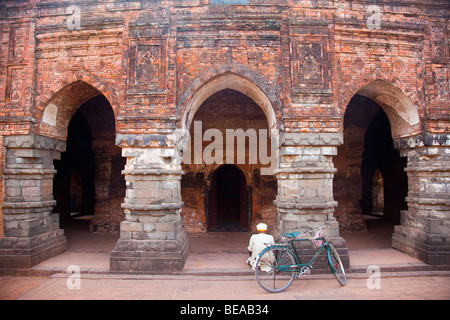 Musulman priant à Qadam Rasul mosquée de Gour dans État du Bengale-Occidental en Inde Banque D'Images