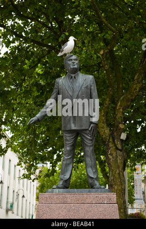 Aneurin Bevan statue avec seagull sur tête en centre-ville de Cardiff South Wales UK Banque D'Images