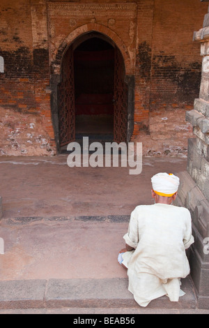 Musulman priant à Qadam Rasul mosquée de Gour dans État du Bengale-Occidental en Inde Banque D'Images