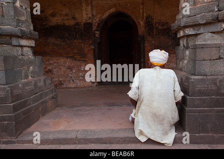 Musulman priant à Qadam Rasul mosquée de Gour dans État du Bengale-Occidental en Inde Banque D'Images