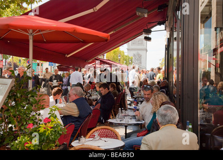 Cafés sur les Champs Elysées à Paris Banque D'Images