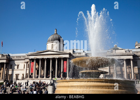 Fontaines de Trafalgar Square et la National Gallery de Londres Banque D'Images