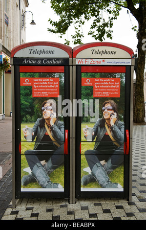 BT Téléphone public fort avec Vodafone poster advert Cardiff South Wales UK Banque D'Images