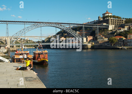 Pont Dom Luis I vu de Cais da Ribeira porto Portugal Banque D'Images