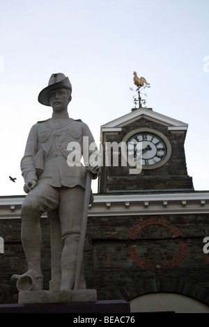 Une statue dans le Guildhall Square à Carmarthen Banque D'Images