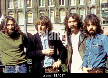 Les BYRDS - groupe rock américain en 1967 avec Roger McGuinn deuxième à gauche et Clarence White à droite Banque D'Images
