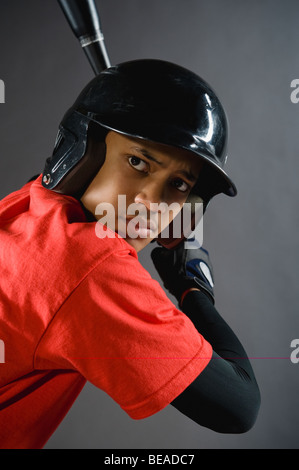 Mixed Race joueur de baseball prêt à bat Banque D'Images