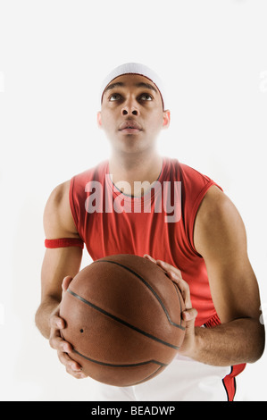 Joueur de basket prêt à tirer sur le basket-ball Banque D'Images