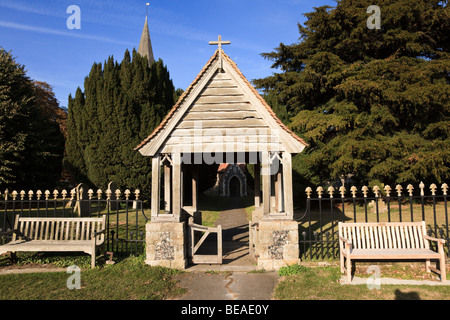 Lychgate et bancs à l'église de St Jean l'Evangéliste, Ickham and Well, Kent, UK Banque D'Images