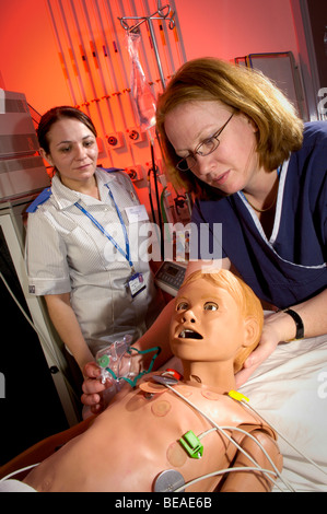 Infirmière et infirmier avec un mannequin interactif, des droits de l'HPS à Bristol Centre de simulation médicale. UK Banque D'Images