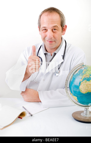 Médecin et globe and thumbs-up isolated on white Banque D'Images