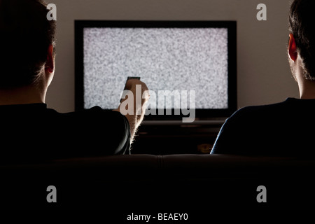 Deux hommes regarder à la télévision statique Banque D'Images