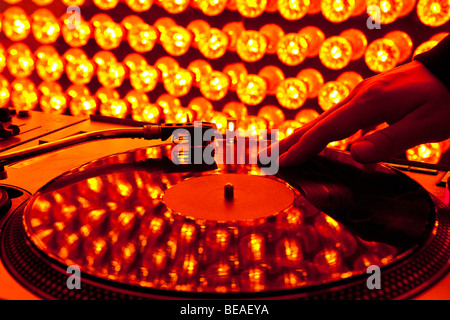 Un DJ de rayer un enregistrement dans une boîte de nuit Banque D'Images