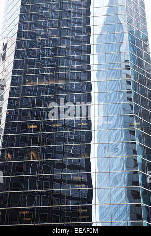 Skyscraper avec distorsion de la réflexion des bâtiments, Manhattan, New York City, NY, USA Banque D'Images