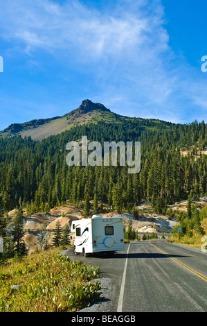 Camping sur l'autoroute par Lassen Volcanic National Park, California, USA. Banque D'Images