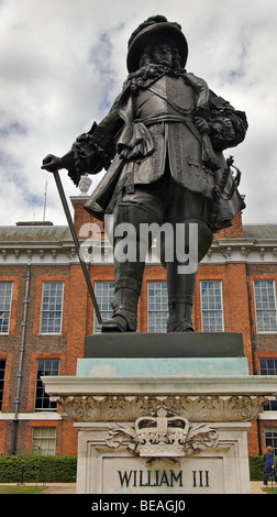 Statue de Guillaume II en face de Kensington Palace, Kensington Gardens, Hyde Park, Londres, Angleterre Banque D'Images