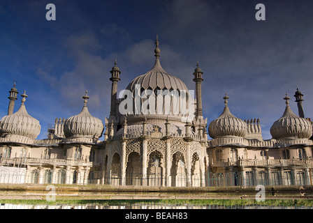 Reflet dans l'eau du Royal Pavilion, Brighton. NB de véritable orientation de la réflexion, de le mettre à l'envers. Banque D'Images