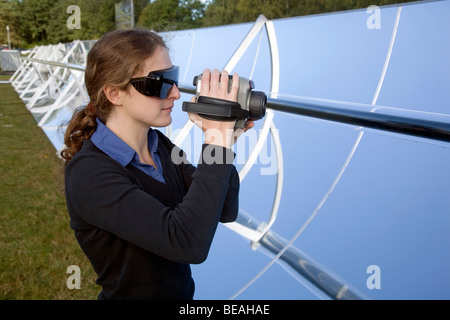 Un scientifique de la surface température à tube récepteur d'un four solaire, Cologne, Allemagne Banque D'Images