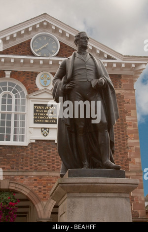 Statue de Sir Robert Peel standing in front of Tamworth Hôtel de ville, construit sur l'ordre de Sir Thomas Guy Banque D'Images