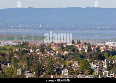 Les maisons, les lignes électriques et de la nature à travers l'intersection de la baie de San Francisco de l'Université de Stanford. Banque D'Images