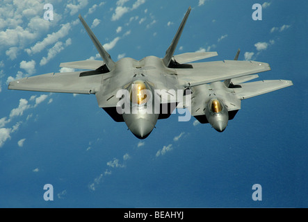 Deux F-22 Raptors voler au-dessus de l'océan Pacifique au cours d'une mission de sécurité dans le théâtre. Le sergent-chef. Kevin J. Gruenwald Banque D'Images