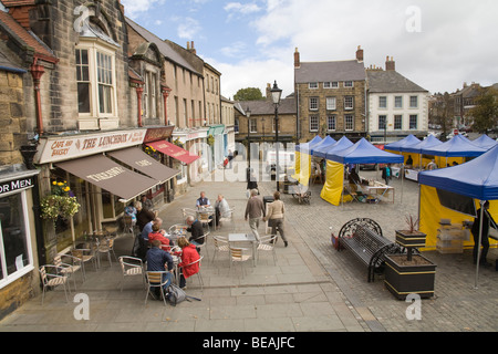 Alnwick Northumberland Angleterre Royaume-Uni Regardant vers le bas sur les étals du marché hebdomadaire dans Market Place sur cette populaire ville du marché du Nord Banque D'Images