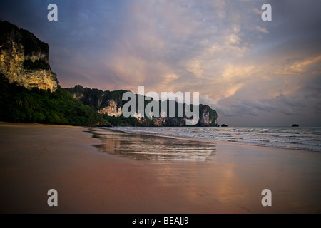 Coucher du soleil la plage Ao Nang, Ao Nang, Krabi, Thaïlande. Banque D'Images