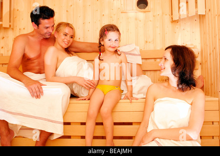 Personnes dans un sauna. Banque D'Images