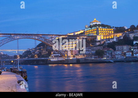 Pont Dom Luis I vu de Cais da Ribeira Na Sra da Serra do Pilar monastery Vila Nova de Gaia Porto Portugal Banque D'Images