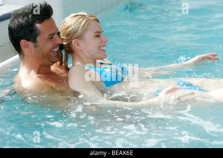 Jeune couple dans la piscine. Banque D'Images