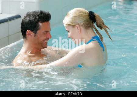 Jeune couple dans la piscine. Banque D'Images